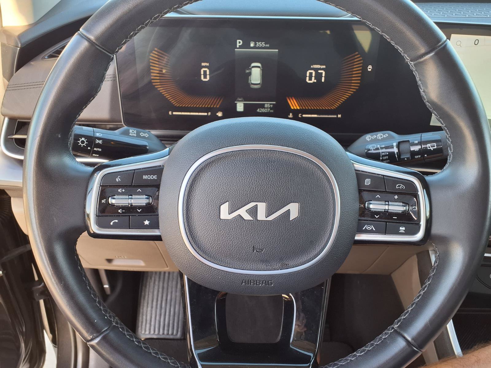 Used 2025 Kia Carnival FWD image 21