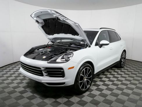 Certified 2023 Porsche Cayenne Platinum Edition image 36