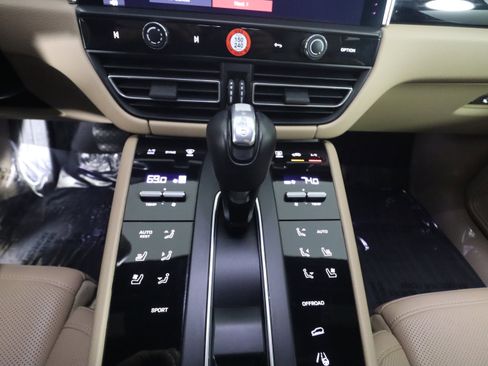 Used 2023 Porsche Macan image 18
