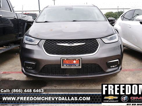 Used 2023 Chrysler Pacifica Touring-L FWD image 3