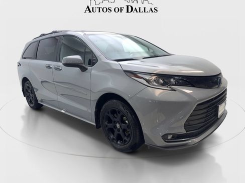 Used 2025 Toyota Sienna XLE Woodland Edition AWD/4WD image 4