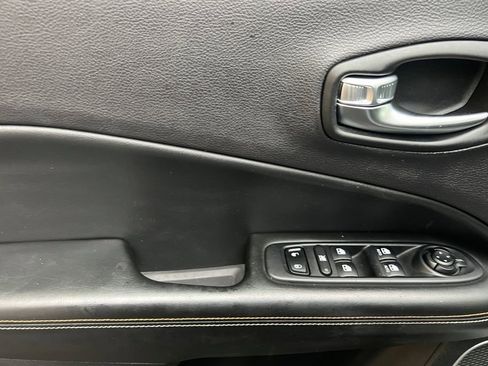 Used 2018 Jeep Compass Latitude image 9