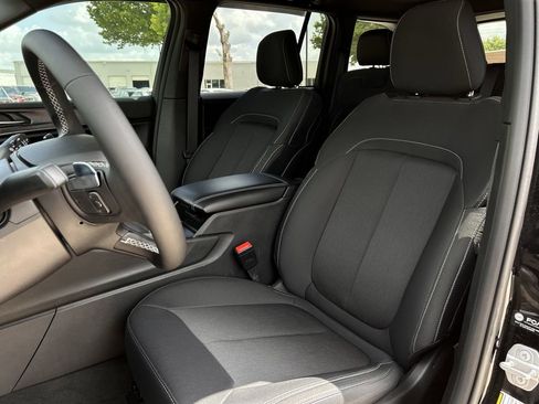 Used 2025 Jeep Grand Cherokee Laredo X RWD image 27
