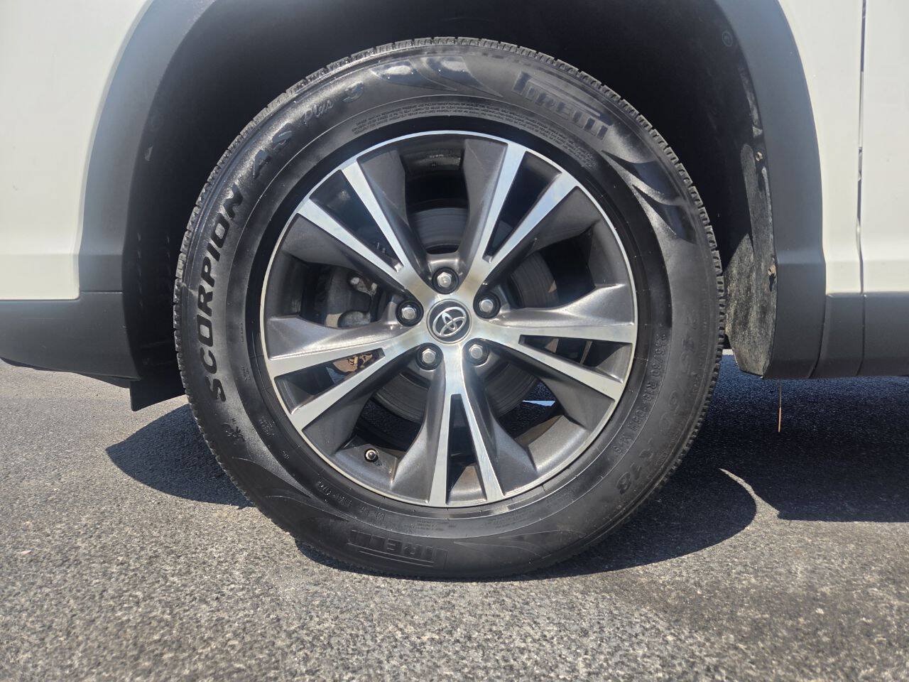 Used 2019 Toyota Highlander LE FWD image 21