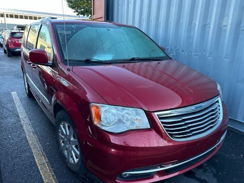 Used 2014 Chrysler Town & Country Touring FWD image 6