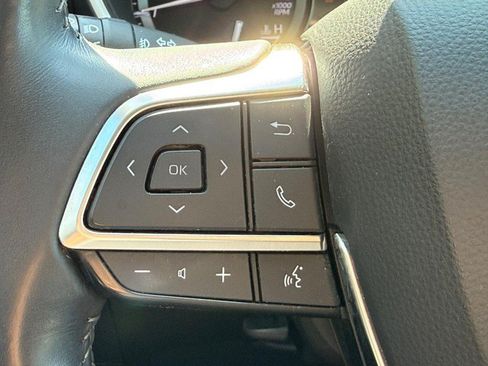 Used 2021 Toyota Highlander XLE AWD/4WD image 19