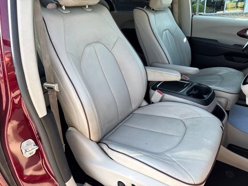 Used 2017 Chrysler Pacifica Limited w/ UConnect Theater Package FWD image 28