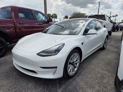Used 2023 Tesla Model 3 Standard Range image 3