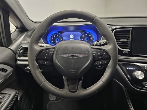 Used 2025 Chrysler Pacifica Limited image 22