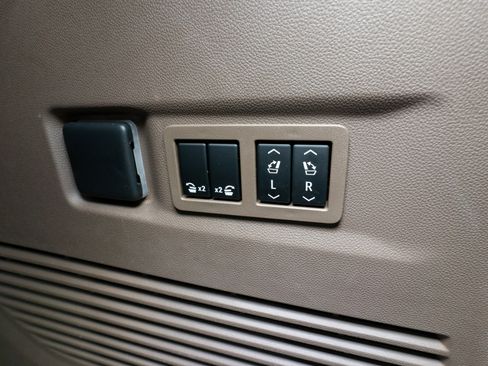 Used 2022 GMC Yukon XL Denali w/ Denali Premium Package image 36