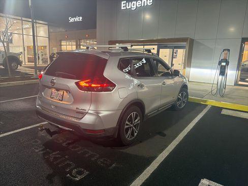 Used 2018 Nissan Rogue SL w/ Premium Package image 2