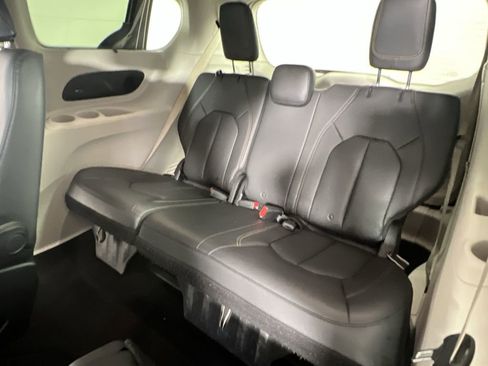 Used 2018 Chrysler Pacifica Touring-L w/ Premium Audio Group FWD image 22