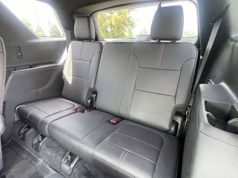 Used 2022 Chevrolet Traverse RS FWD image 12