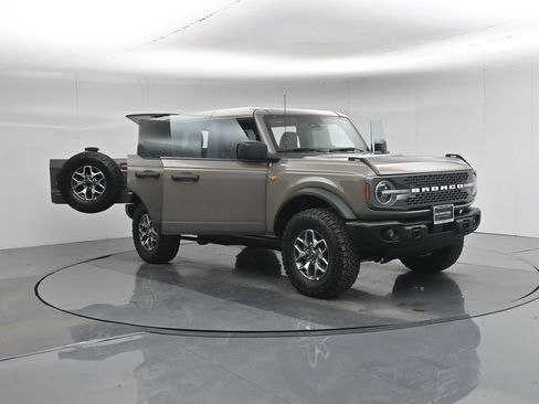 Used 2025 Ford Bronco Badlands image 35