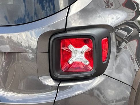 Used 2016 Jeep Renegade Latitude FWD image 28