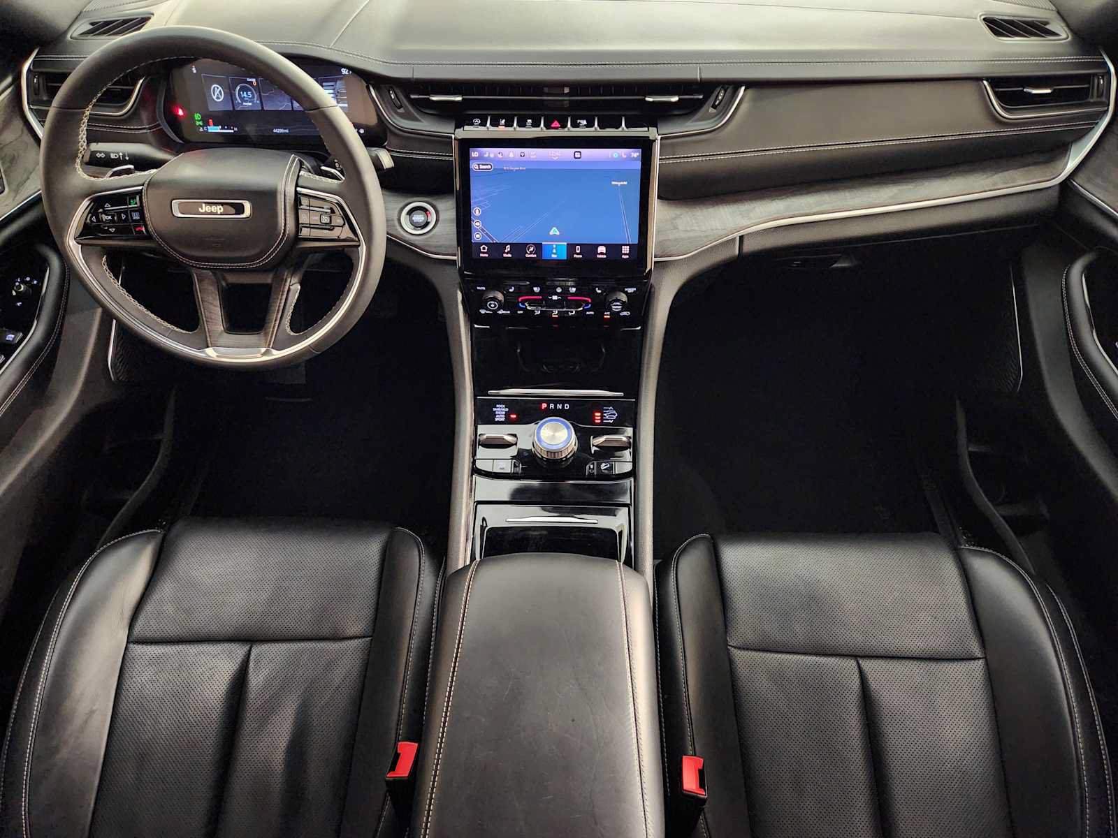 Used 2023 Jeep Grand Cherokee Overland w/ Luxury Tech Group IV AWD/4WD image 4