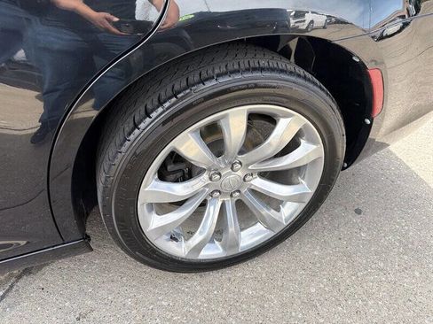 Used 2020 Chrysler 300 Limited RWD image 11