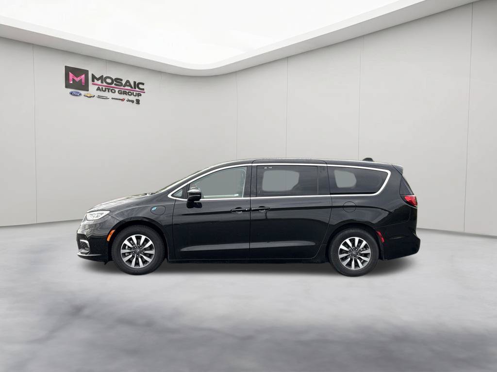 Used 2023 Chrysler Pacifica Touring-L FWD image 5