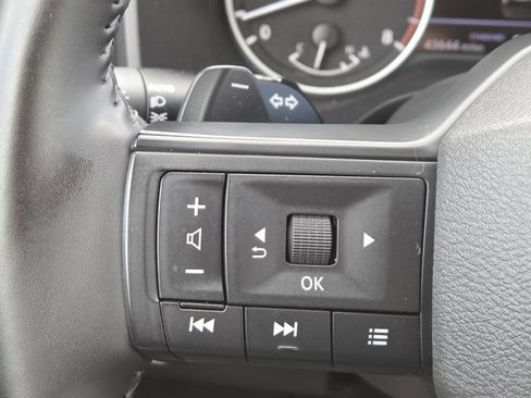 Used 2025 Nissan Rogue SV FWD image 29