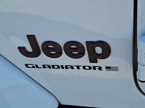 Used 2023 Jeep Gladiator Rubicon w/ Cold Weather Group AWD/4WD image 15