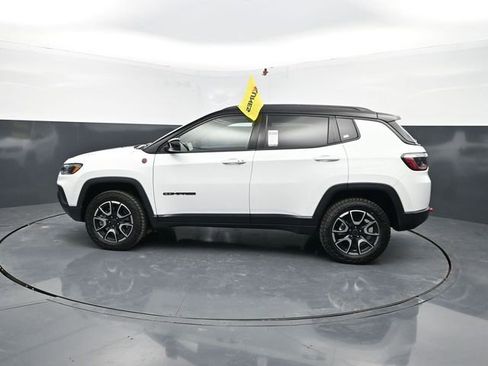 Used 2025 Jeep Compass Trailhawk AWD/4WD image 5