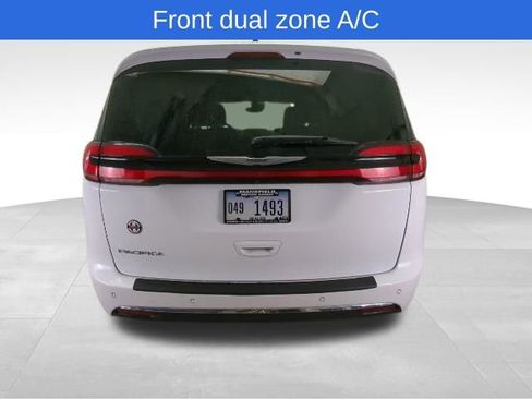 Used 2023 Chrysler Pacifica Touring-L FWD image 6
