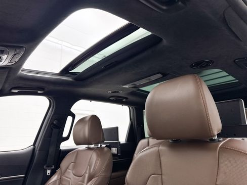 Used 2022 Kia Telluride SX w/ SX Prestige Package image 3