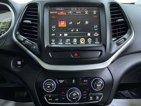 Used 2017 Jeep Cherokee Limited image 25