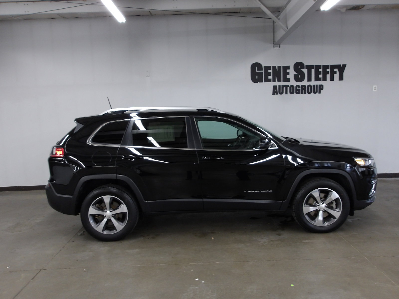 Used 2020 Jeep Cherokee Limited AWD/4WD image 3
