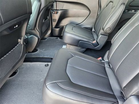 New 2026 Chrysler Pacifica Select image 18