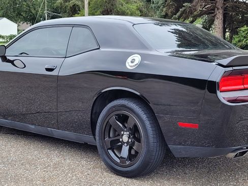 Used 2014 Dodge Challenger SXT image 4