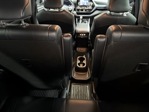 Used 2022 Toyota Highlander XSE FWD image 36