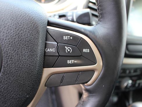 Used 2017 Jeep Cherokee Latitude w/ Cold Weather Group AWD/4WD image 19