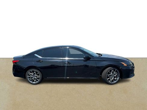 Used 2023 Nissan Altima 2.0 SR FWD image 2