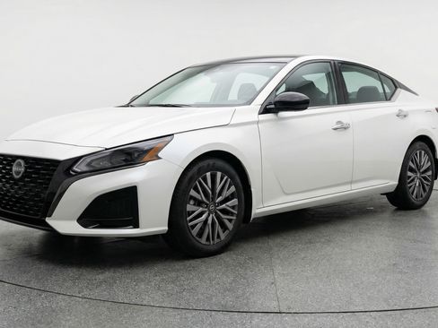 Used 2025 Nissan Altima 2.5 SV image 3