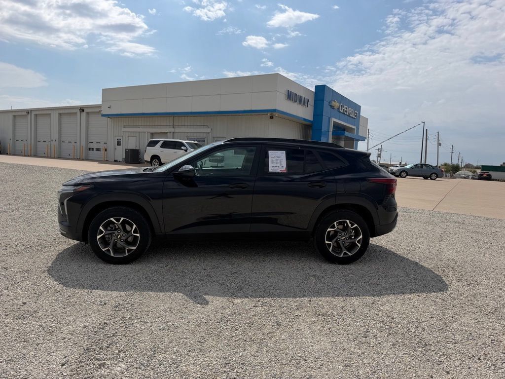 Used 2025 Chevrolet Trax LT FWD image 6