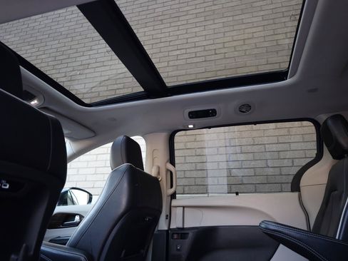 Used 2022 Chrysler Pacifica Limited FWD image 21