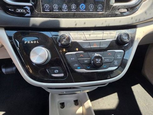 Used 2017 Chrysler Pacifica Touring-L Plus FWD image 8
