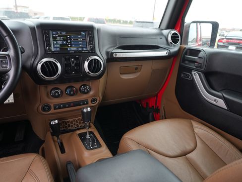Used 2016 Jeep Wrangler Unlimited Sahara w/ Connectivity Group AWD/4WD image 22