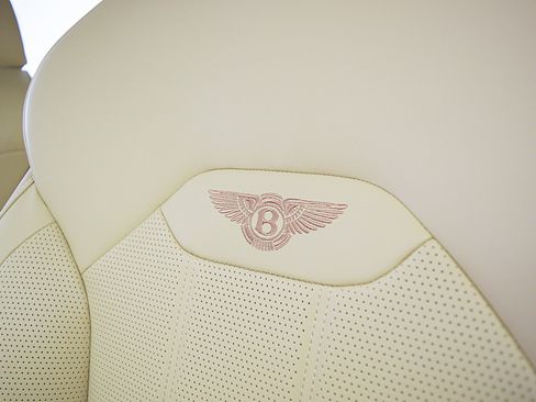 Used 2024 Bentley Bentayga image 28