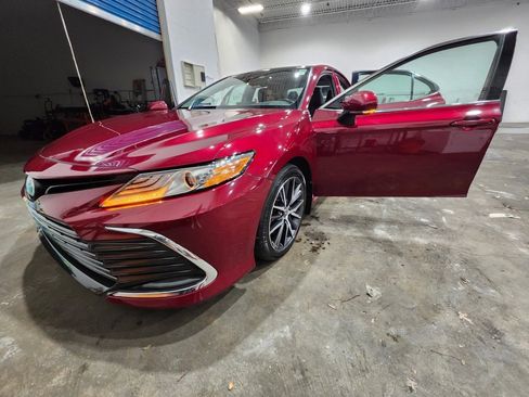 Used 2022 Toyota Camry XLE image 11