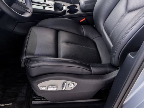 Certified 2025 Porsche Macan AWD/4WD image 12