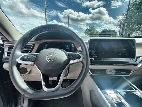 Used 2025 Volkswagen Atlas SE FWD image 11