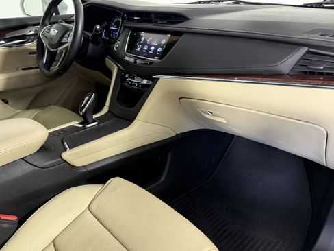 Used 2018 Cadillac XT5 Luxury w/ Driver Awareness Package image 10