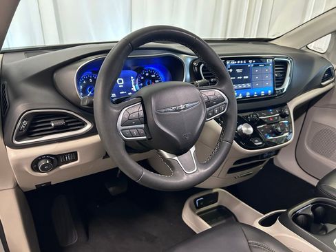 Used 2023 Chrysler Pacifica Touring-L FWD image 2