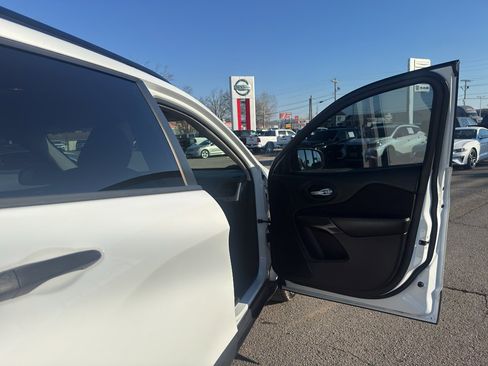 Used 2016 Jeep Cherokee Sport image 20