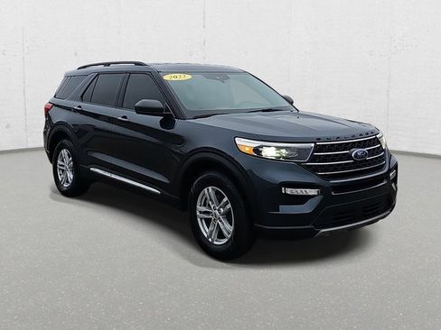 Used 2022 Ford Explorer XLT w/ Equipment Group 202A image 3