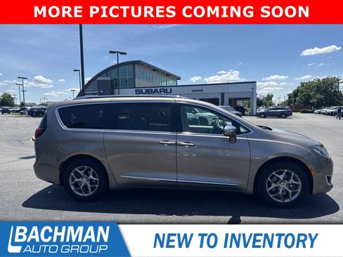 Used 2017 Chrysler Pacifica Limited FWD image 2