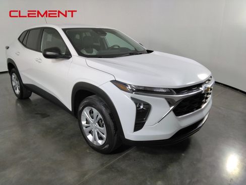 Used 2024 Chevrolet Trax LS FWD image 3