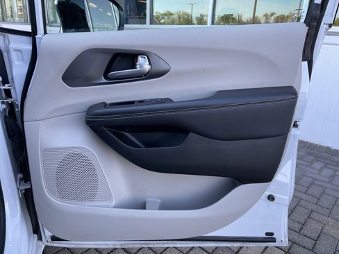 Used 2024 Chrysler Pacifica Touring-L image 32